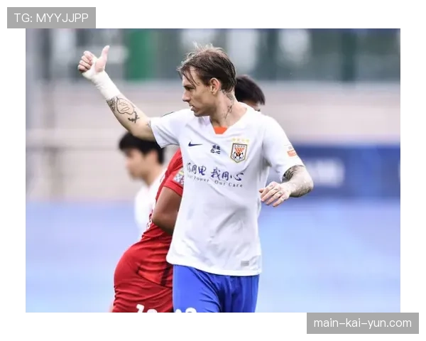 关键时刻：补时阶段，克莱蒙门将冲出禁区充当清道夫，其球队当时阵型实为2-4-4